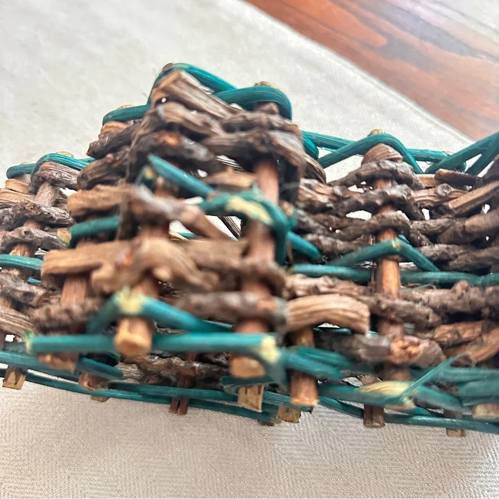 Vintage Rustic Heart-Shaped Wicker wall Basket - Picture 6 of 7